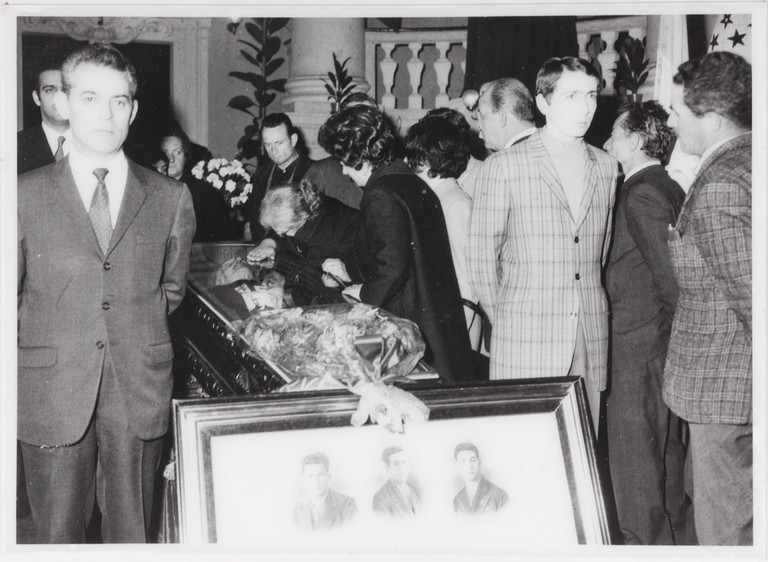 Gattatico-Reggio Emilia, 27-30 marzo 1970, Funerali di Alcide Cervi, camera ardente di Alcide nella Sala del Tricolore di Reggio Emilia, picchetto d'onore